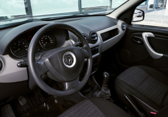 Подержанный автомобиль Renault Sandero 2012 года (13 фото)
