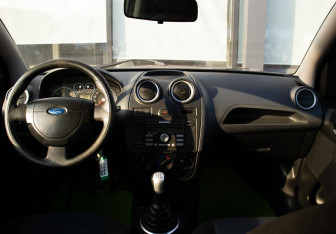 Подержанный автомобиль Ford Fiesta Hatchback 2007 года (16 фото)