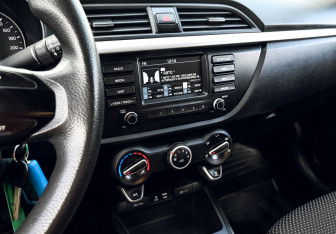 Подержанный автомобиль Kia Rio Sedan 2017 года (11 фото)