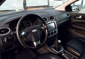 Подержанный автомобиль Ford Focus Hatchback 2006 года (13 фото)