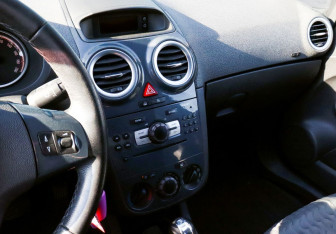 Подержанный автомобиль Opel Corsa 2011 года (10 фото)