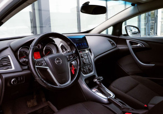 Подержанный автомобиль Opel Astra Sedan 2014 года (15 фото)