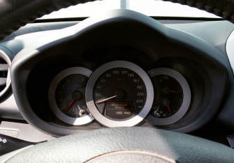 Подержанный автомобиль Toyota RAV4 2006 года (9 фото)