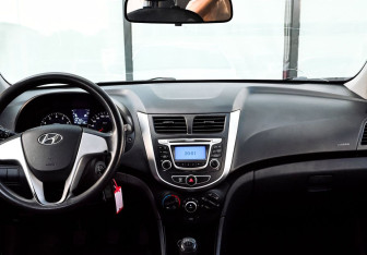 Подержанный автомобиль Hyundai Solaris Hatchback 2012 года (16 фото)
