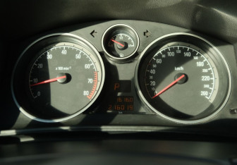 Подержанный автомобиль Opel Astra Sedan 2011 года (14 фото)