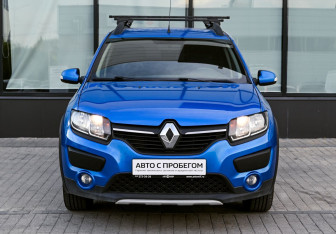Подержанный автомобиль Renault Sandero 2017 года (8 фото)