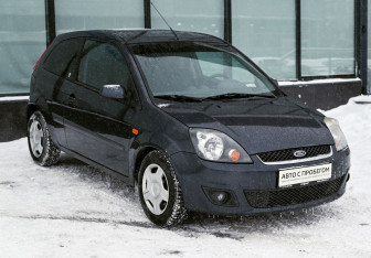 Подержанный автомобиль Ford Fiesta Hatchback 2007 года (7 фото)
