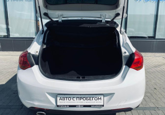 Подержанный автомобиль Opel Astra Hatchback 2011 года (18 фото)