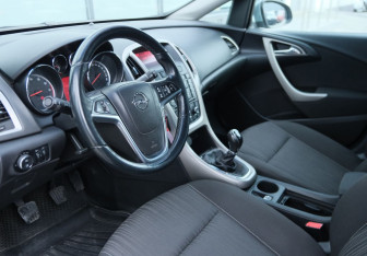 Подержанный автомобиль Opel Astra Hatchback 2011 года (9 фото)