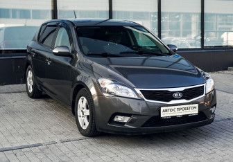 Подержанный автомобиль Kia Ceed Hatchback 2010 года (7 фото)