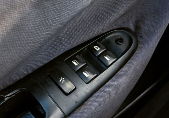 Подержанный автомобиль Peugeot 607 2000 года (12 фото)