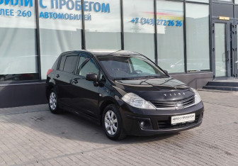 Подержанный автомобиль Nissan Tiida Hatchback 2012 года (7 фото)