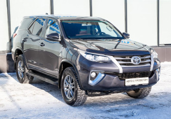 Подержанный автомобиль Toyota Fortuner 2020 года (7 фото)