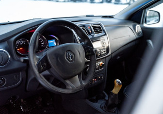 Подержанный автомобиль Renault Logan Sedan 2016 года (10 фото)