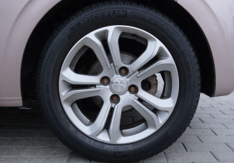 Подержанный автомобиль Peugeot 208 2013 года (17 фото)