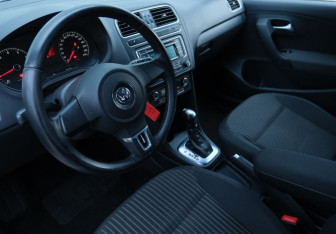 Подержанный автомобиль Volkswagen Polo Sedan 2013 года (9 фото)