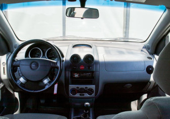 Подержанный автомобиль Chevrolet Aveo Hatchback 2005 года (17 фото)