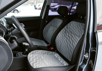 Подержанный автомобиль Skoda Fabia Hatchback 2009 года (15 фото)