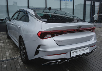 Подержанный автомобиль Kia K5 2021 года (3 фото)
