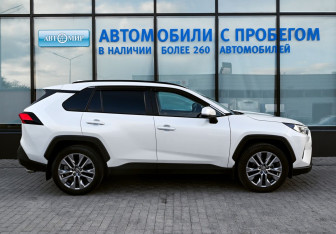 Подержанный автомобиль Toyota RAV4 2022 года (6 фото)