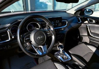 Подержанный автомобиль Kia Ceed Wagon 2019 года (14 фото)