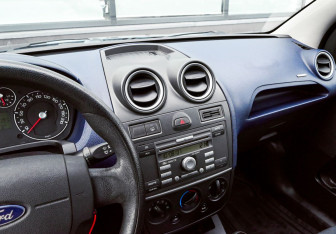 Подержанный автомобиль Ford Fiesta Hatchback 2007 года (10 фото)