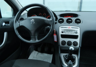 Подержанный автомобиль Peugeot 408 2014 года (10 фото)