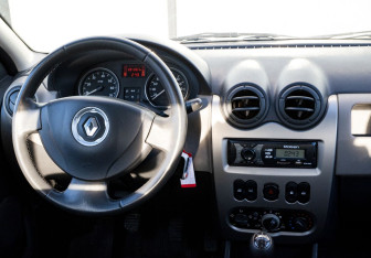 Подержанный автомобиль Renault Logan Sedan 2011 года (11 фото)