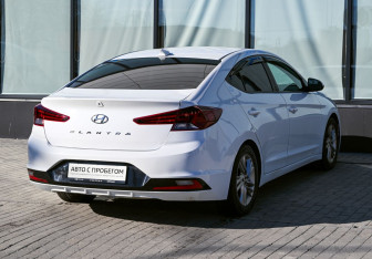 Подержанный автомобиль Hyundai Elantra Sedan 2019 года (5 фото)