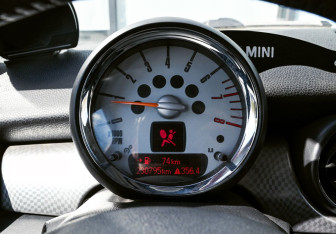 Подержанный автомобиль MINI Hatch 2006 года (10 фото)