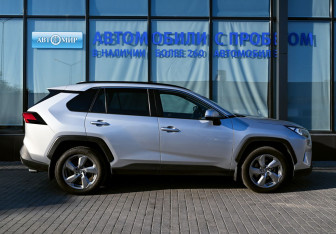 Подержанный автомобиль Toyota RAV4 2021 года (5 фото)