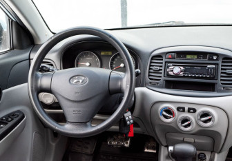 Подержанный автомобиль Hyundai Verna Sedan 2007 года (11 фото)