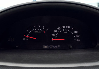 Подержанный автомобиль Toyota Sienta 2010 года (9 фото)