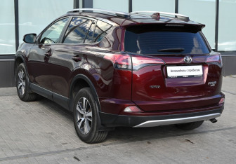 Подержанный автомобиль Toyota RAV4 2015 года (3 фото)