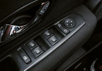 Подержанный автомобиль Renault Fluence 2013 года (11 фото)