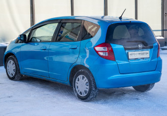 Подержанный автомобиль Honda Fit 2008 года (3 фото)