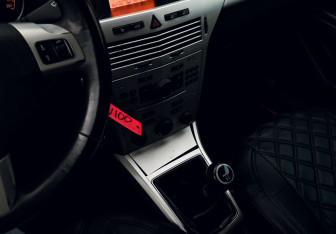 Подержанный автомобиль Opel Astra Sedan 2008 года (9 фото)