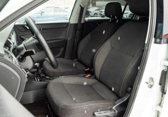 Подержанный автомобиль Skoda Rapid Liftback 2015 года (15 фото)