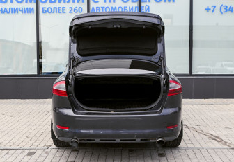 Подержанный автомобиль Ford Mondeo Sedan 2010 года (20 фото)
