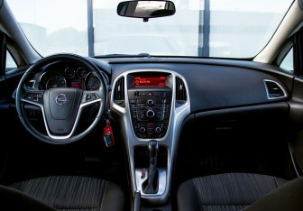 Подержанный автомобиль Opel Astra Hatchback 2011 года (18 фото)