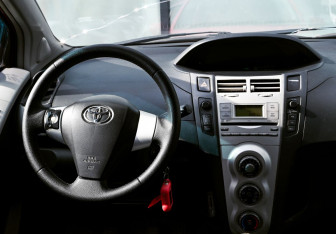 Подержанный автомобиль Toyota Yaris Hatchback 2006 года (18 фото)