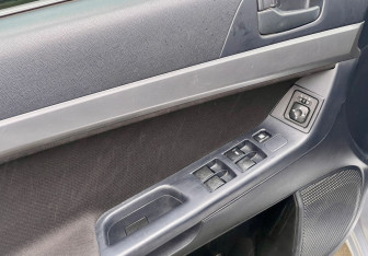 Подержанный автомобиль Mitsubishi Lancer Sedan 2010 года (13 фото)