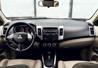Подержанный автомобиль Mitsubishi Outlander 2007 года (17 фото)