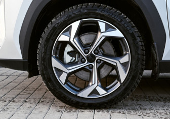 Подержанный автомобиль Geely Atlas 2024 года (21 фото)