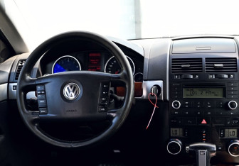 Подержанный автомобиль Volkswagen Touareg 2007 года (17 фото)