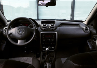 Подержанный автомобиль Renault Duster 2014 года (16 фото)