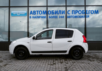Подержанный автомобиль Renault Sandero 2011 года (2 фото)