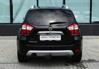 Подержанный автомобиль Nissan Terrano 2015 года (4 фото)