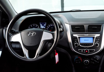 Подержанный автомобиль Hyundai Solaris Hatchback 2012 года (17 фото)