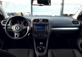 Подержанный автомобиль Volkswagen Golf Hatchback 2012 года (16 фото)